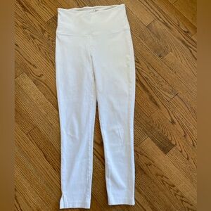 Lysee Medium white with texture stretch leggings.